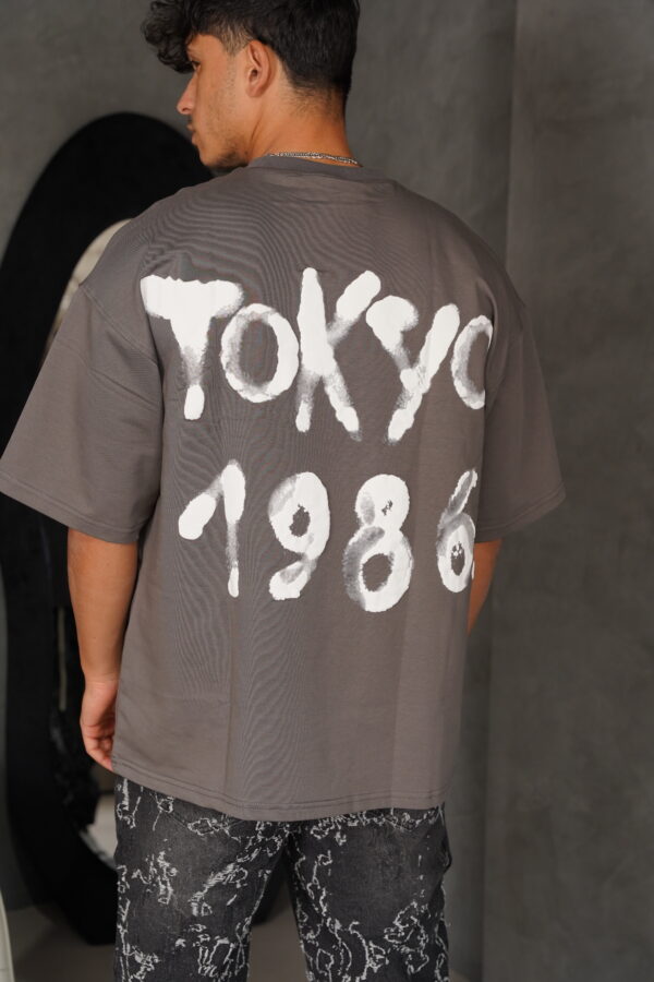 ⁦חולצה TOKYO אפור⁩ – תמונה ⁦2⁩